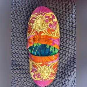 New Versace Slipper 100% Authentic size 6/7. Comes in original packaging